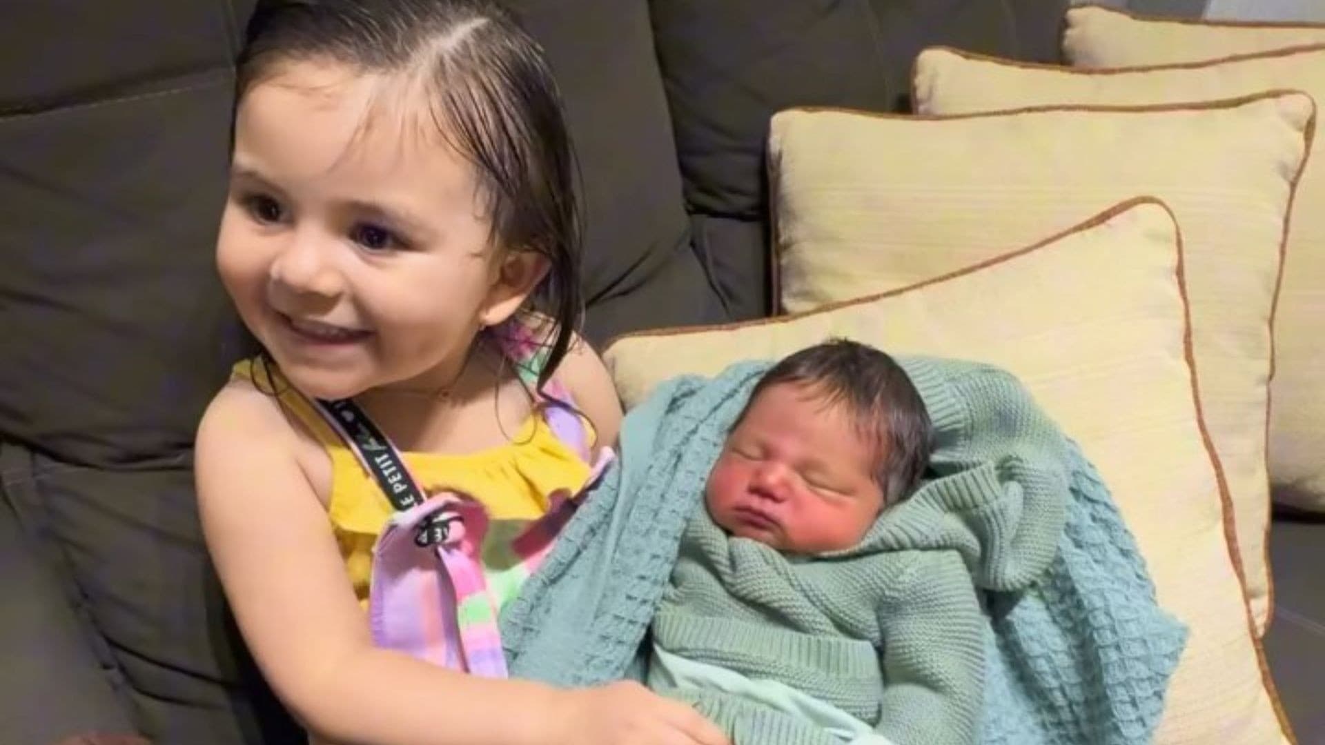 Criança de 2 anos viraliza com reação ao conhecer irmão