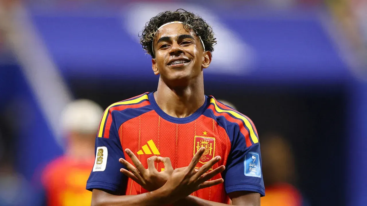 Yamal brilha, Espanha goleia e iguala recorde de Pelé