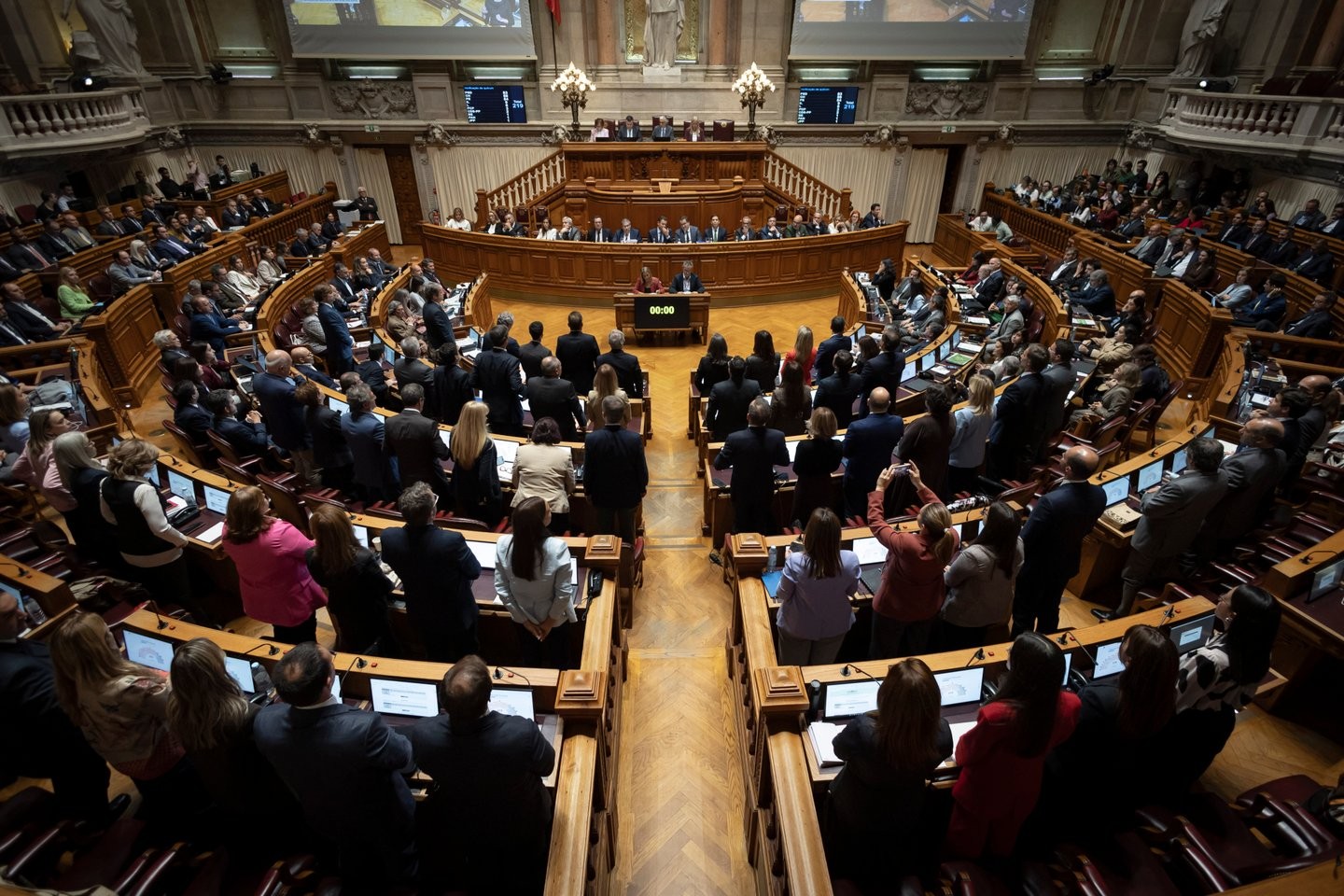 Deputado Socialista na Rússia: Viagem de Comboio Gera Polémica e Resposta da Associação Ucraniana