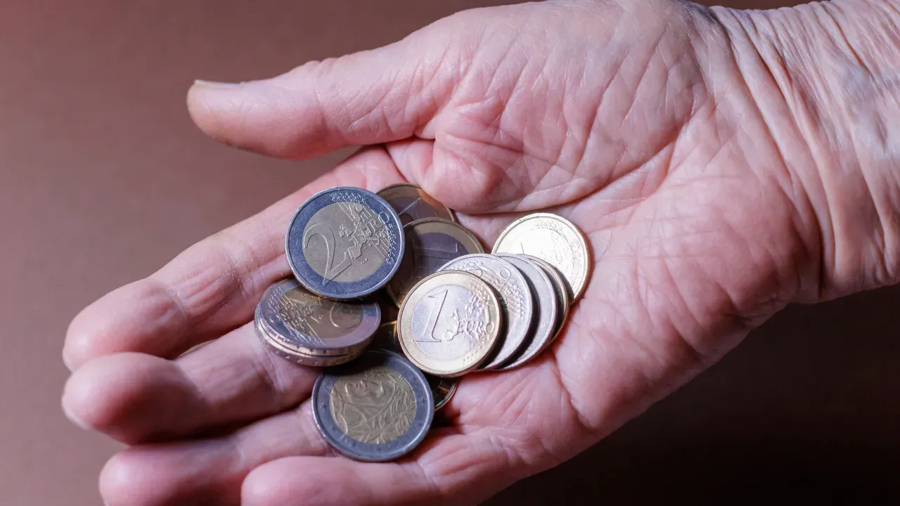 Apoio a idosos sobe para 720 euros em 2027: saiba quem pode receber