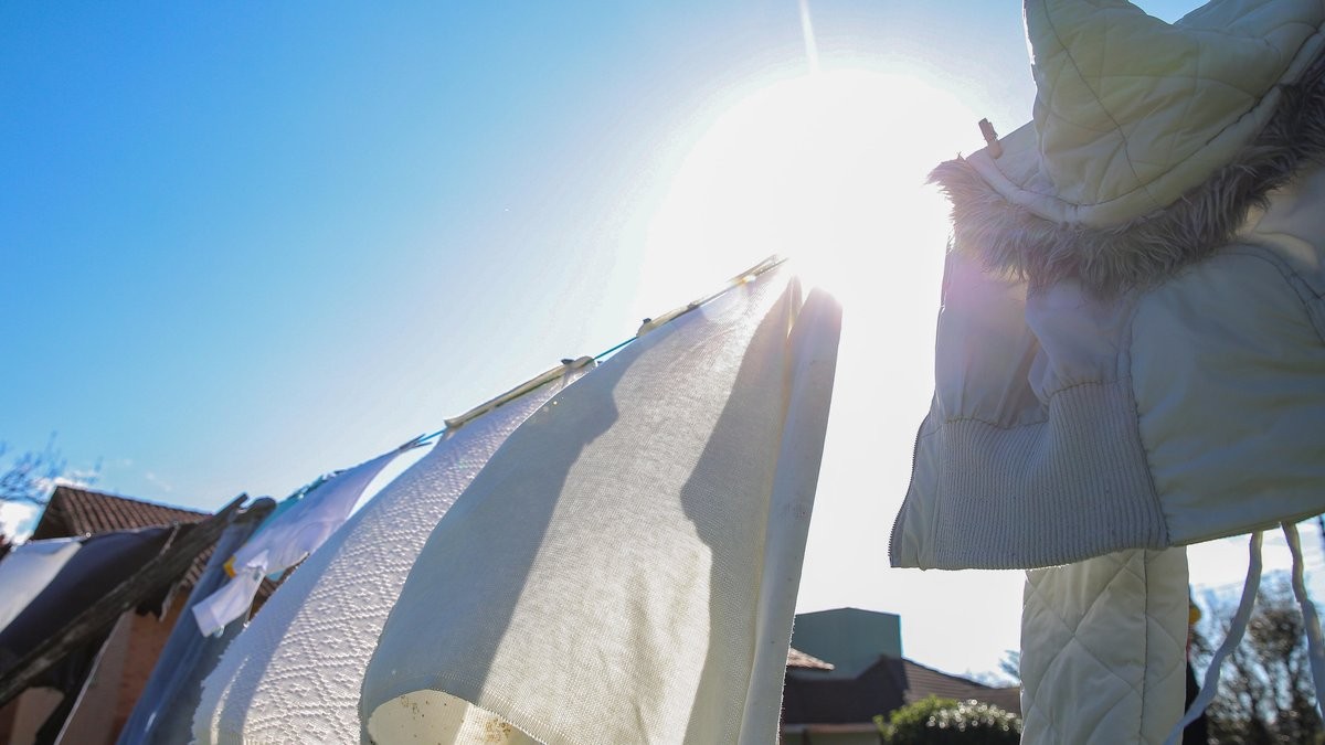 Como evitar o cheiro de roupa húmida no armário: dicas práticas para o inverno