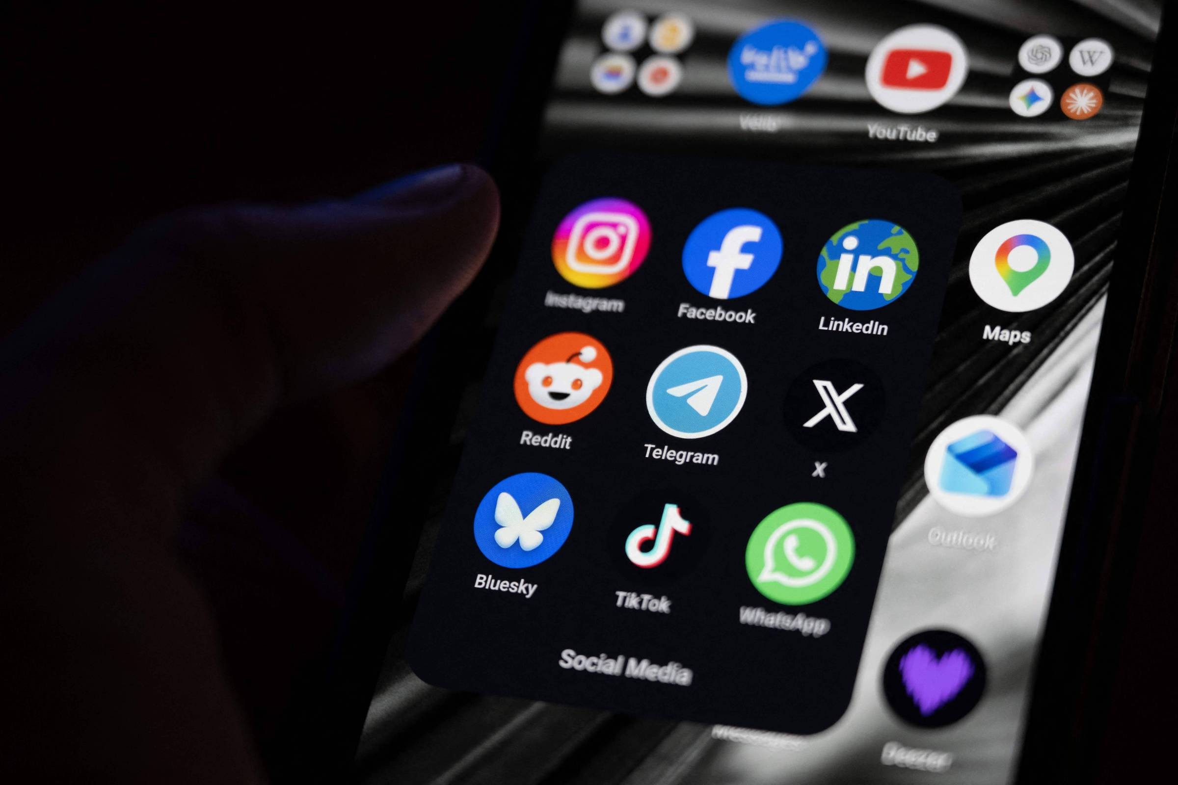 Algoritmos das redes sociais agravam crises emocionais, aponta estudo da UCLA